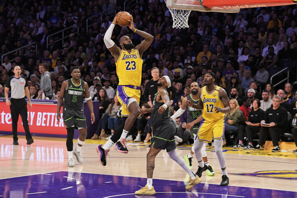 Nba, LeBron James a 40 firma con i Lakers Nba, LeBron James a 40 firma con i Lakers
