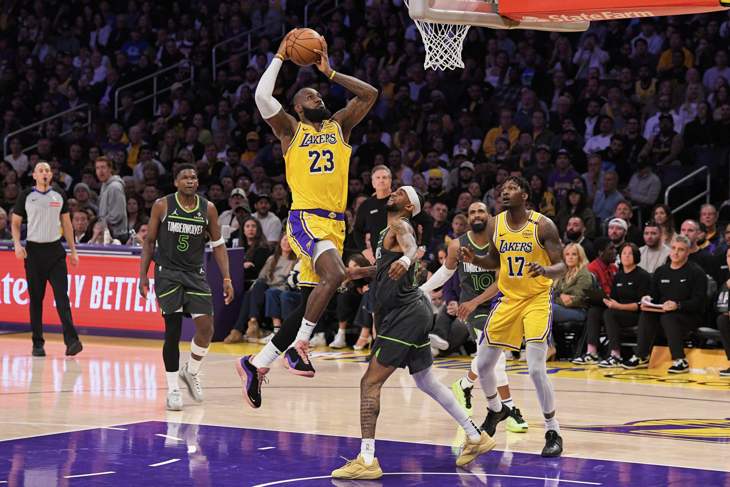Nba, LeBron James a 40 firma con i Lakers
