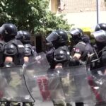 Belgrado, polizia serba rimuove i blocchi stradali: la reazione dei manifestanti