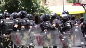 Belgrado, polizia serba rimuove i blocchi stradali: la reazione dei manifestanti