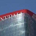 Milano, collassa l’insegna Generali della Torre Hadid: le immagini da City Life