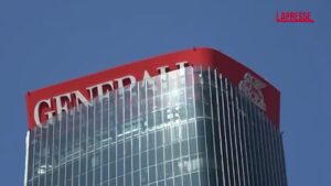 Milano, collassa l’insegna Generali della Torre Hadid: le immagini da City Life