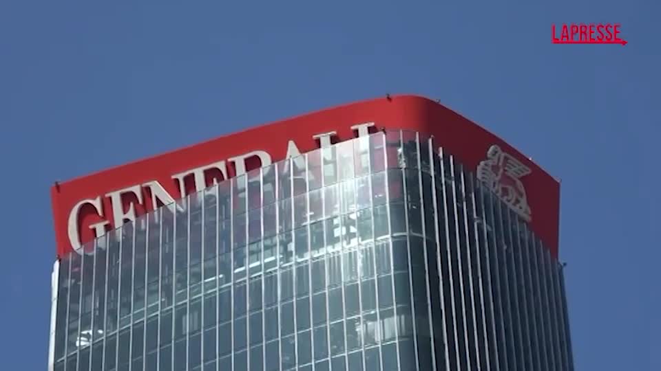 Milano, collassa l’insegna Generali della Torre Hadid: le immagini da City Life Milano, collassa l’insegna Generali della Torre Hadid: le immagini da City Life