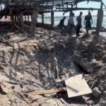 Gaza, un internet café sul mare completamente distrutto