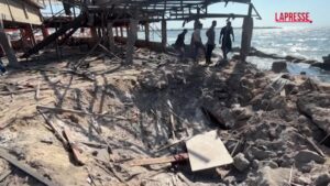 Gaza, un internet café sul mare completamente distrutto