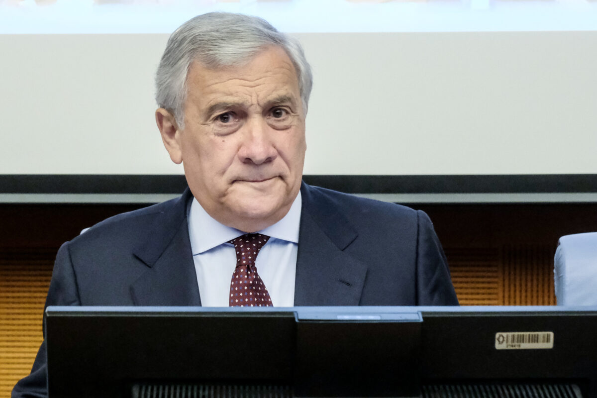 Tajani e la bandiera europea, il post su X fa discutere