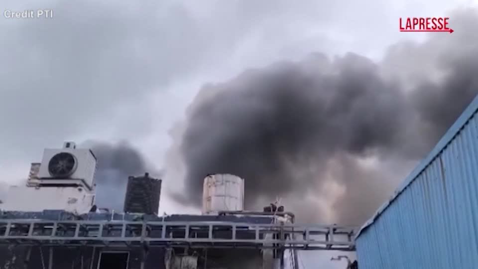 India: esplosione e incendio in fabbrica farmaceutica nel sud, almeno 8 morti India: esplosione e incendio in fabbrica farmaceutica nel sud, almeno 8 morti