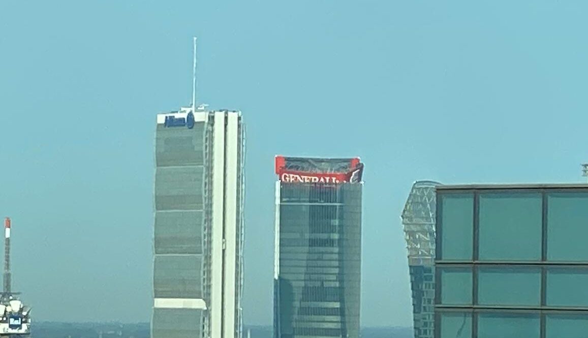 Milano, collassa l’insegna sul grattacielo Generali: allarme a City Life Milano, collassa l’insegna sul grattacielo Generali: allarme a City Life