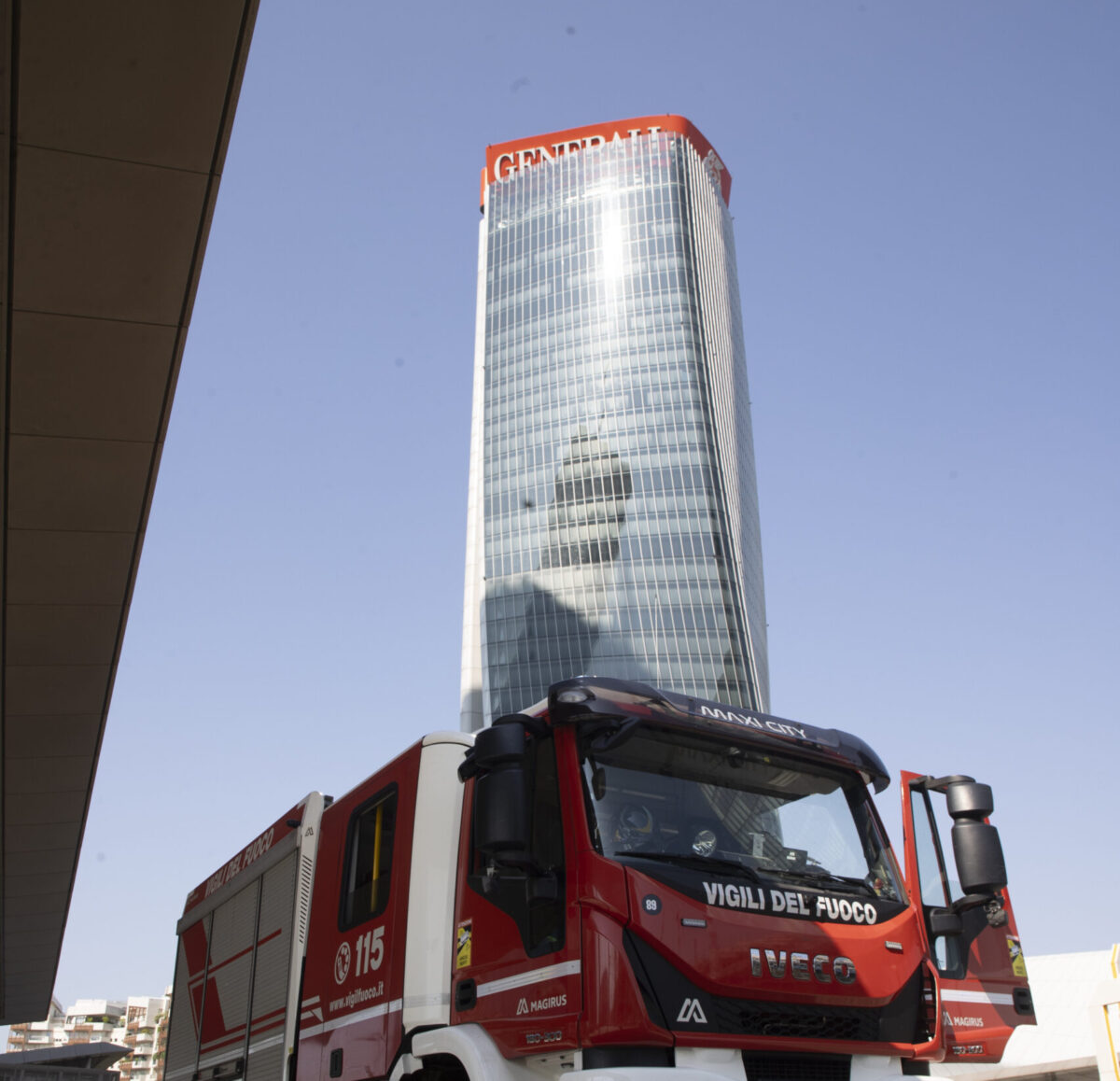 Generali, in giornata completata la messa in sicurezza. ‘Puntellata’ anche l’altra insegna