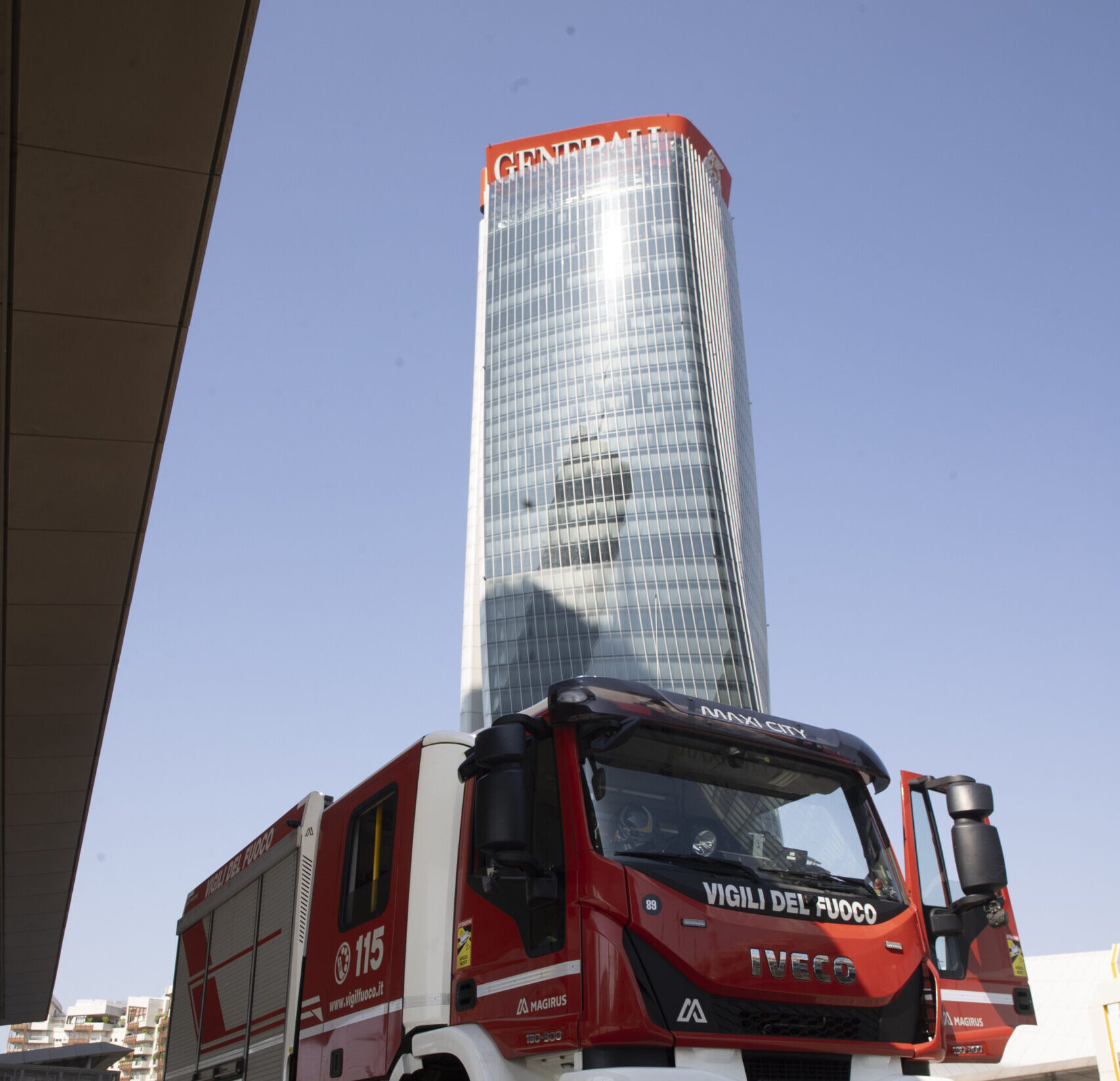 Generali, in giornata completata la messa in sicurezza. ‘Puntellata’ anche l’altra insegna Generali, in giornata completata la messa in sicurezza. ‘Puntellata’ anche l’altra insegna