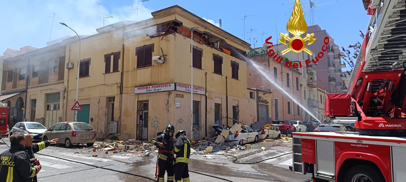 Sassari, esplode palazzina di tre piani: diversi feriti, uomo in fin di vita