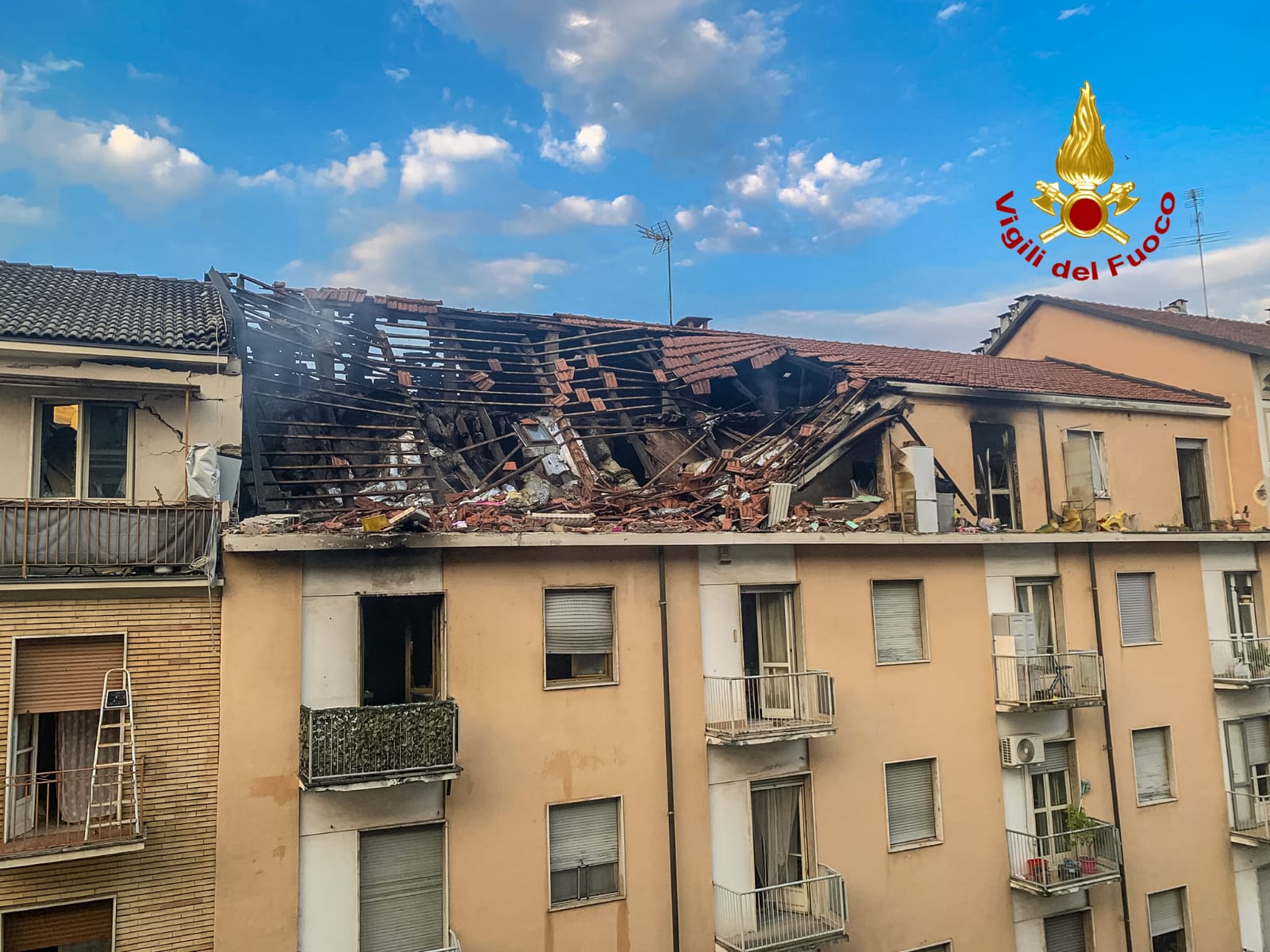 Esplosione in appartamento a Torino: 5 feriti, si cerca un disperso Esplosione in appartamento a Torino: 5 feriti, si cerca un disperso