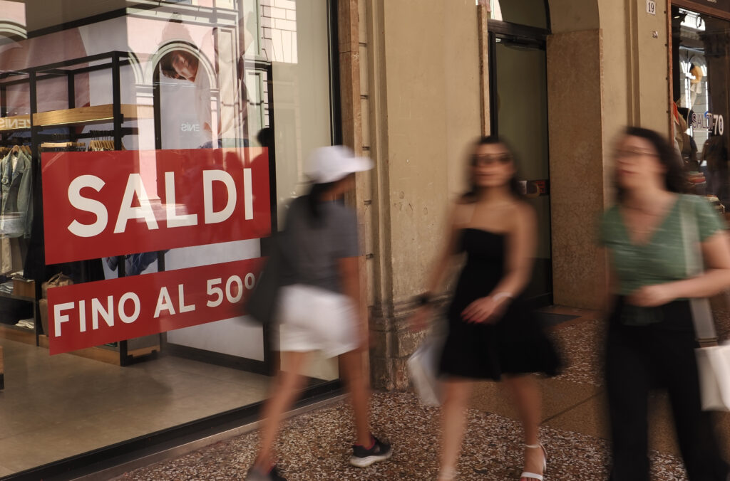 Saldi estivi 2025, quando iniziano: il calendario Regione per Regione Saldi estivi 2025, quando iniziano: il calendario Regione per Regione