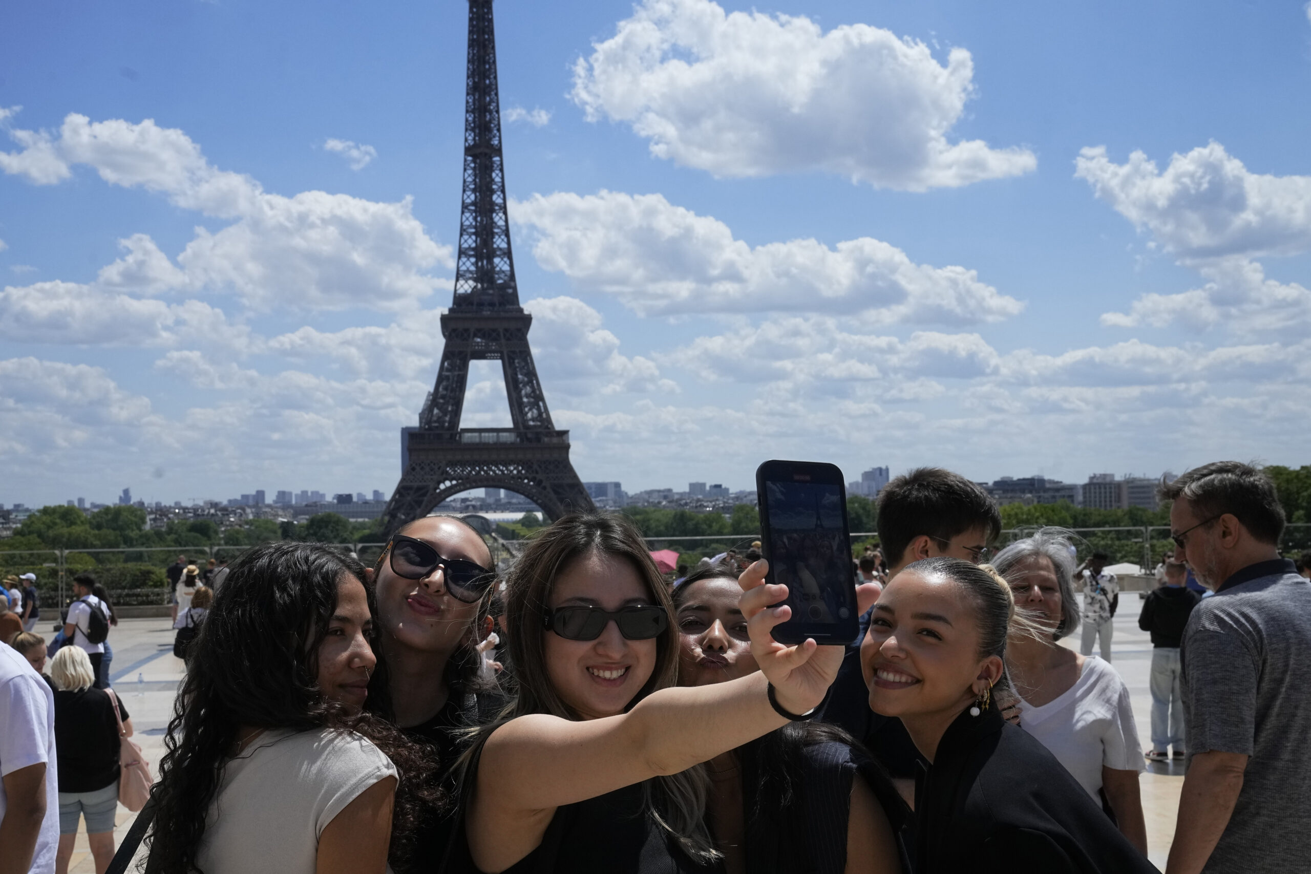 Caldo record in Francia, Torre Eiffel chiude in anticipo. Tgv con Italia sospesi