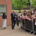 Sheffield, il principe William torna a scuola: la visita in classe durante la lezione