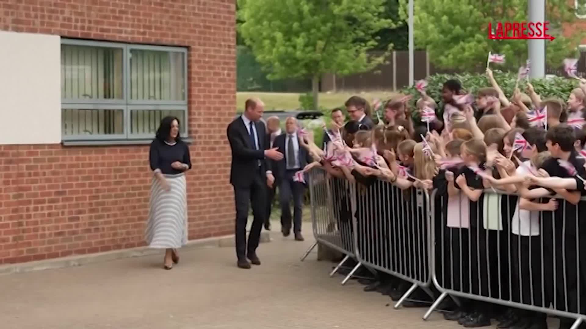 Sheffield, il principe William torna a scuola: la visita in classe durante la lezione Sheffield, il principe William torna a scuola: la visita in classe durante la lezione