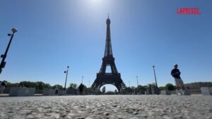 Caldo torrido a Parigi, la Torre Eiffel chiude in anticipo