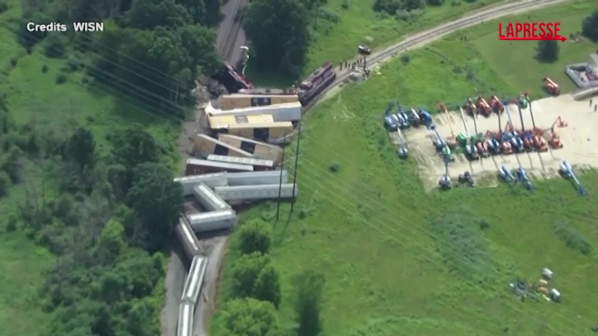 Wisconsin, deraglia un treno che trasportava gasolio e gas esilarante: le immagini dal drone Wisconsin, deraglia un treno che trasportava gasolio e gas esilarante: le immagini dal drone