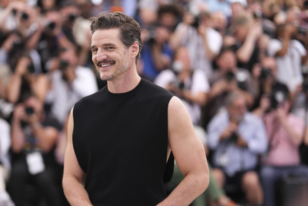 Pedro Pascal: “I 50 mi hanno messo in crisi, percepisco ovunque mia madre” Pedro Pascal: “I 50 mi hanno messo in crisi, percepisco ovunque mia madre”