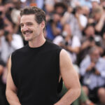 Pedro Pascal: “I 50 mi hanno messo in crisi, percepisco ovunque mia madre”