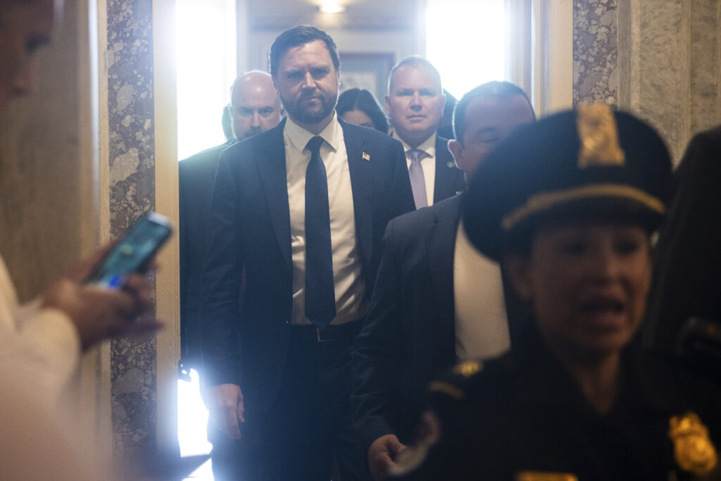 Senato Usa approva la legge fiscale di Trump, decisivo il voto di Vance