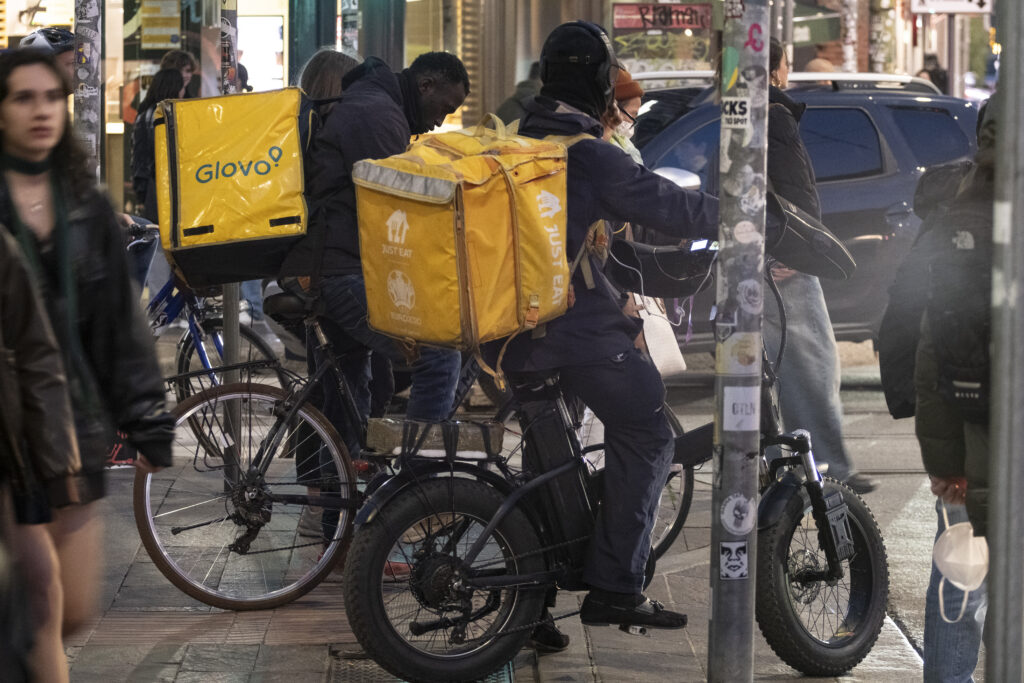 Caldo record, Glovo incentiva i rider a lavorare a 40°C con un bonus economico