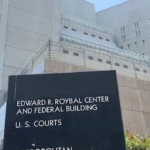 Usa, a Los Angeles i parenti dei migranti in attesa fuori dal centro di detenzione