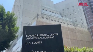 Usa, a Los Angeles i parenti dei migranti in attesa fuori dal centro di detenzione