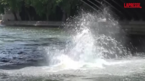 Bagni nella Senna e acqua potabile gratis: come l’Europa reagisce al caldo record