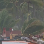 L’uragano Flossie porta venti a 175 km/h in Messico: acqua e fango invadono le strade