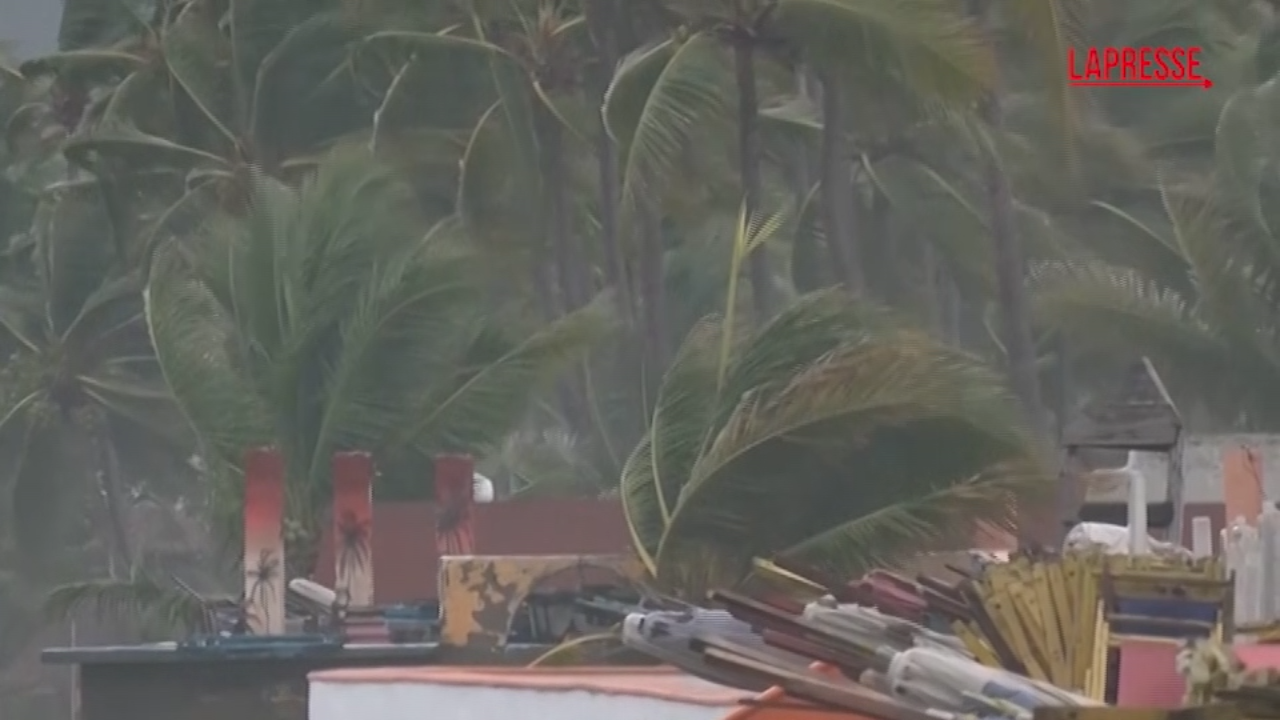 L’uragano Flossie porta venti a 175 km/h in Messico: acqua e fango invadono le strade