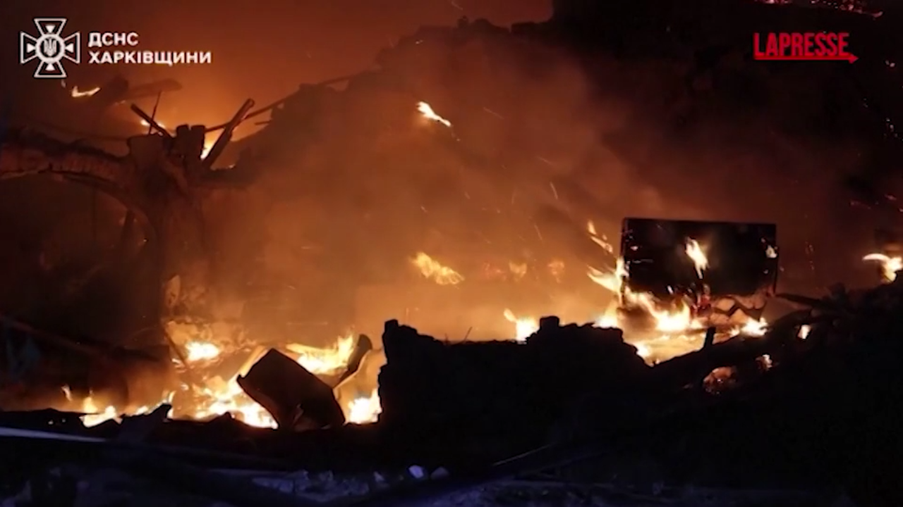 ucraina nuovi attacchi russi su kharkiv le immagini dei soccorsi