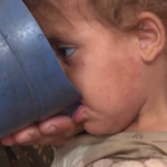 A Gaza dopo la mancanza di cibo e acqua arriva il caldo torrido: bimbi a rischio morte per sete