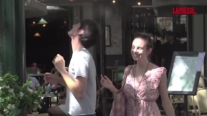 Caldo, i parigini si tuffano nella Senna per cercare refrigerio