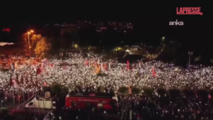 Turchia, migliaia in piazza a Istanbul per Imamoglu: è detenuto da 100 giorni