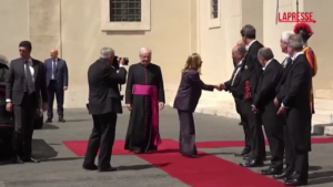 Vaticano, Meloni arrivata per udienza con il Papa