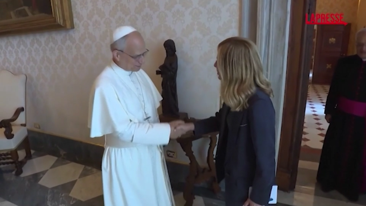 il papa accoglie giorgia meloni molto piacere