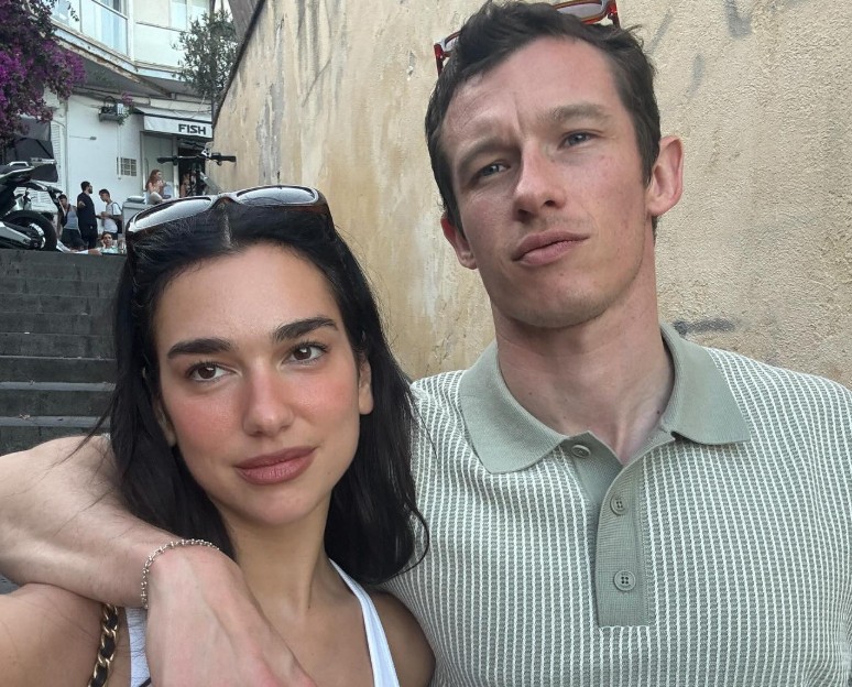 Dua Lipa e Callum Turner in vacanza in Costiera Amalfitana
