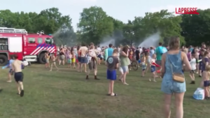 Olanda, vigili del fuoco con gli idranti rinfrescano la popolazione a Soest: le immagini della festa