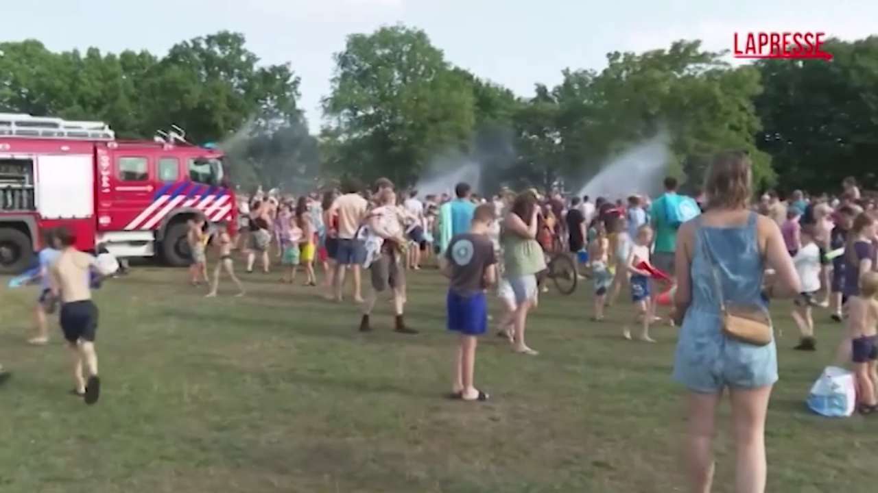 olanda vigili del fuoco con gli idranti rinfrescano la popolazione a soest le immagini della festa