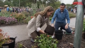 La principessa Kate pianta rose in un centro di cura per il cancro