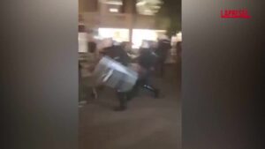 Serbia, scontri tra polizia e manifestanti antigovernativi a Belgrado