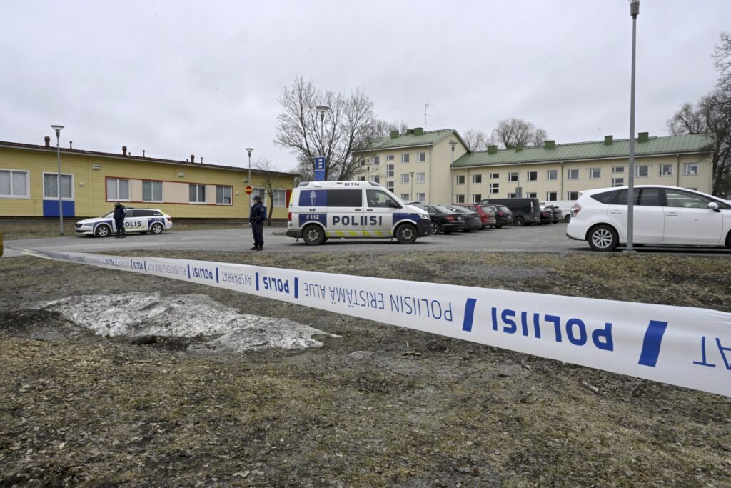 Finlandia, accoltellamento al centro commerciale. Attacco con ascia in Baviera