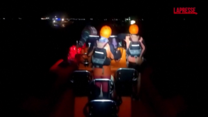 Indonesia, affonda traghetto a causa del maltempo: le ricerche dei dispersi