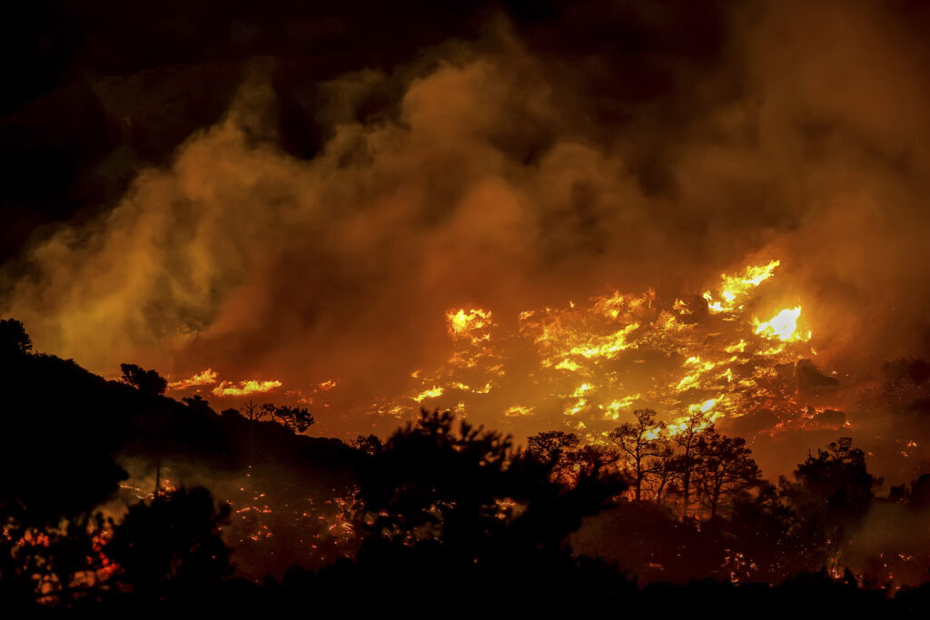 Creta, vasto incendio nel sud est dell’isola: evacuate case e hotel
