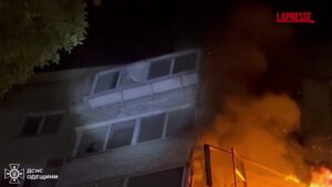 Ucraina, droni russi su Odessa: persone evacuate da edifici in fiamme