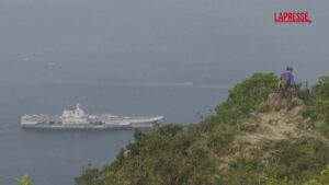 La portaerei cinese Shandong è arrivata per la prima volta a Hong Kong