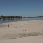 Caldo, a Belgrado gli abitanti cercano refrigerio nel Danubio