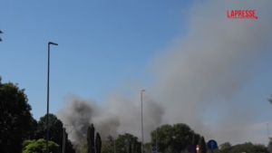 Esplosione Roma: la colonna di fumo dopo la deflagrazione