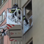 Esplosione Roma, i residenti evacuati tra crepe nei muri e finestre divelte: “Un inferno”